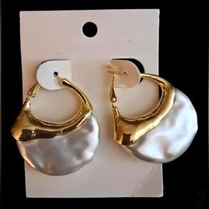 - 🤍Luxurious Pearlescent Gold Tone Hoop Earrings